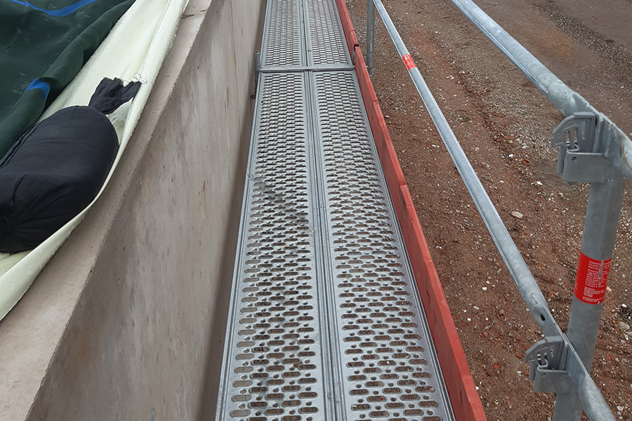 Beispiel Fahrsilogeländer Laufsteg breit